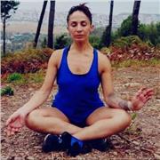 Instructora de yoga restaurativo y técnicas miofasciales para disminuir el dolor corporal